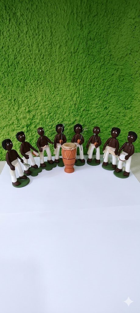 Kit de bonecos em biscuit para cenário de capoeira com atabaque