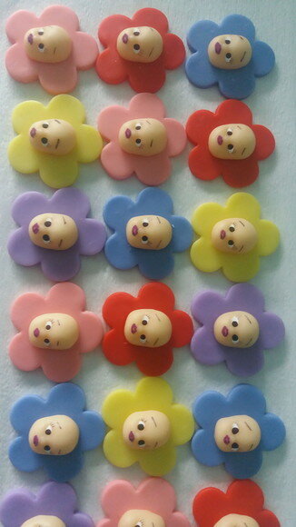 Aplique flores com rostinho em biscuit