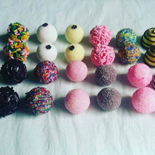Aplique doces e brigadeiros em biscuit