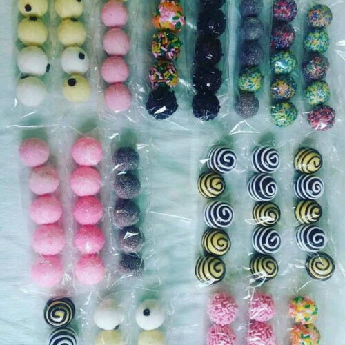 Aplique doces e brigadeiros em biscuit