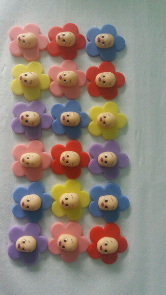Aplique flores com rostinho em biscuit