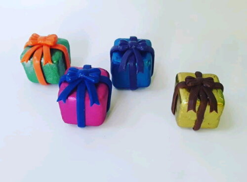 Aplique mini caixinha de presente em biscuit