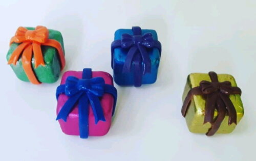 Aplique mini caixinha de presente em biscuit