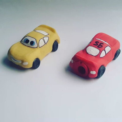 Apontador em biscuit carros