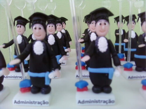 Bonecos de formatura fazendo o juramento