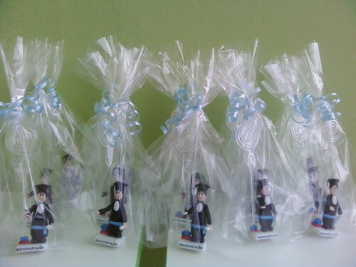 Bonecos de formatura fazendo o juramento