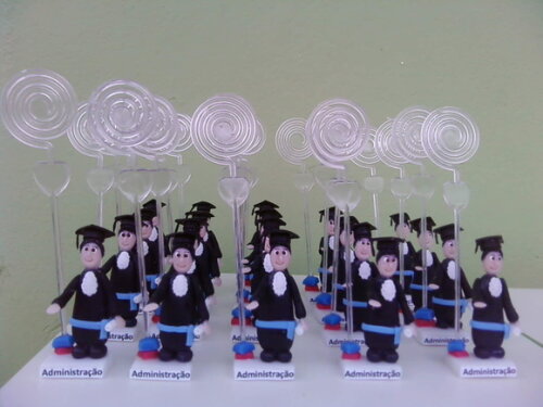 Bonecos de formatura fazendo o juramento