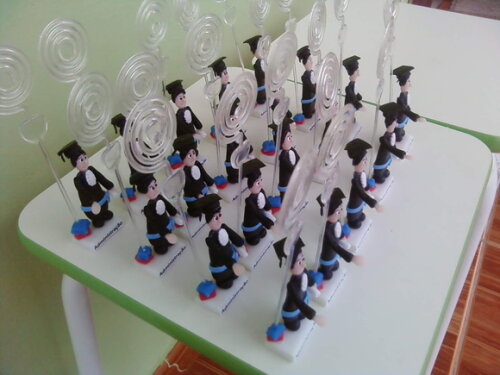 Bonecos de formatura fazendo o juramento