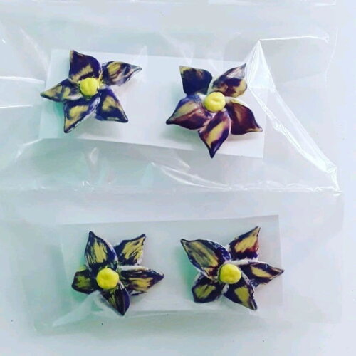 Brincos em biscuit tema flores
