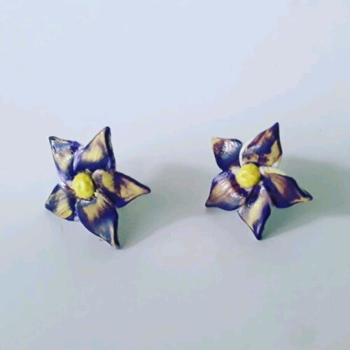 Brincos em biscuit tema flores