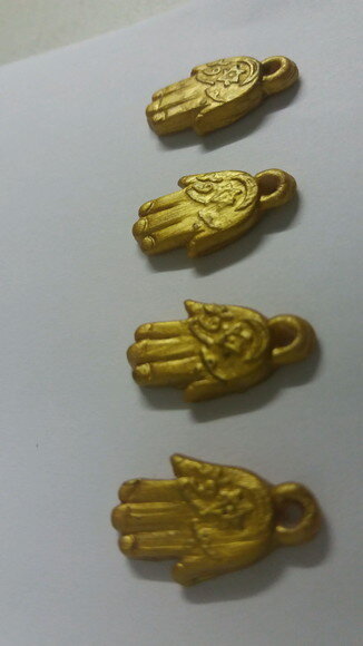 Hamsa pingente em biscuit