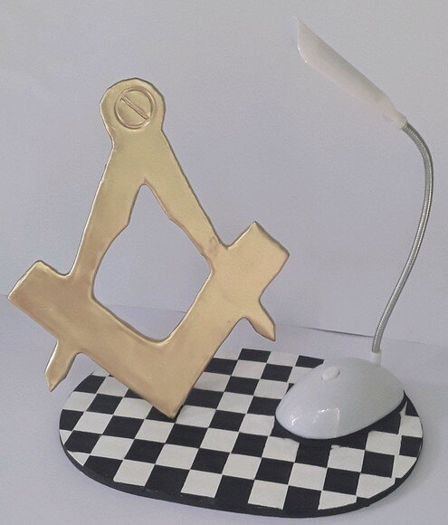 Luminária de mesa em biscuit e Mdf Maçonaria