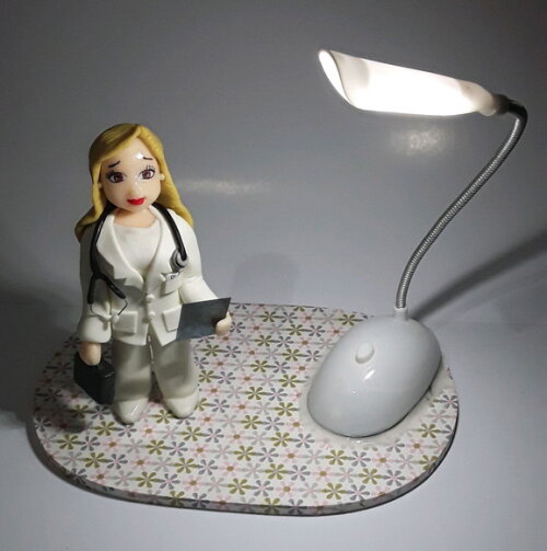 Luminária personalizada em biscuit e Mdf Medicina