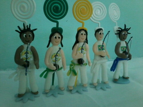 Porta recado capoeira tocando berimbal