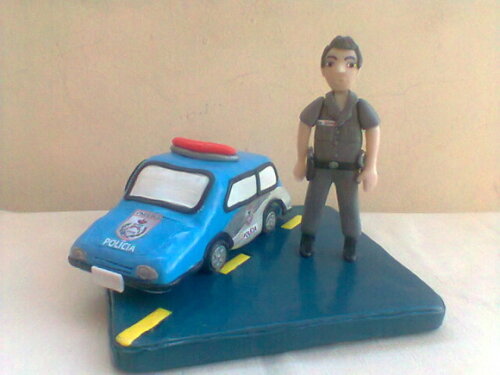 Topo de bolo policial com viatura