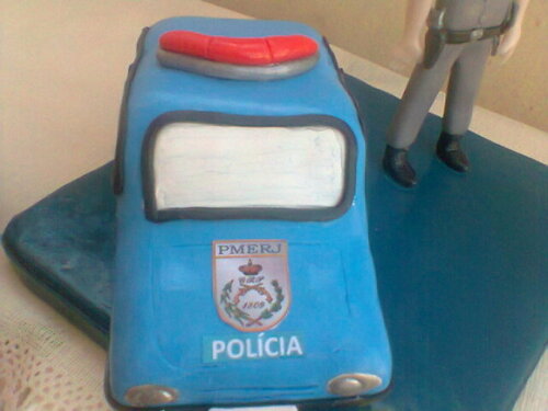 Topo de bolo policial com viatura