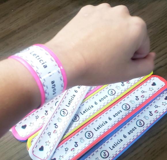 20 Pulseiras Bate Enrola Personalizada