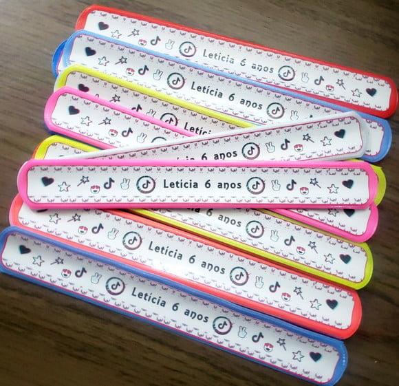 30 Pulseiras Bate Enrola Personalizada