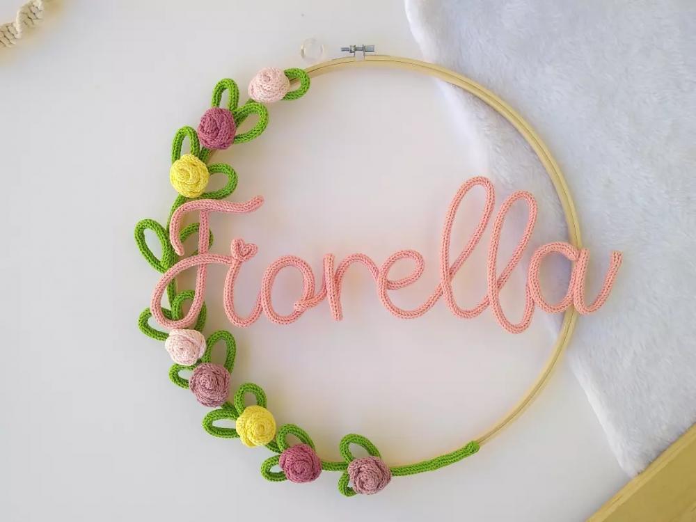 Guirlanda Porta Maternidade Tricotin com Rosas