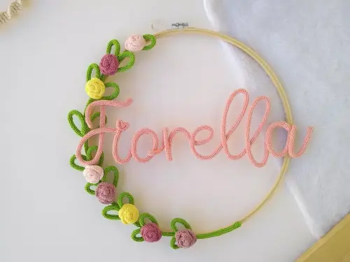 Guirlanda Porta Maternidade Tricotin com Rosas