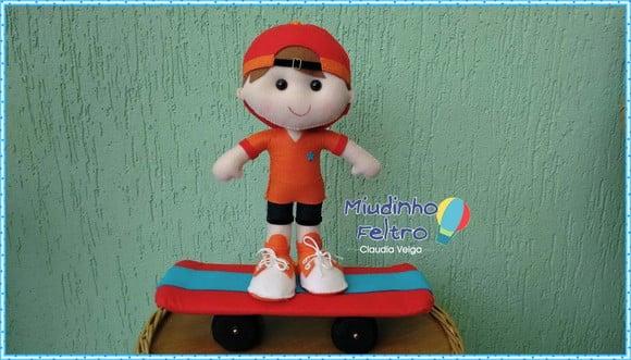 Boneco skatista em feltro