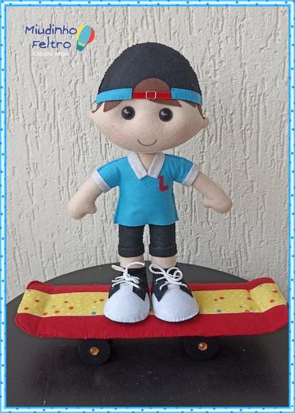 Boneco skatista em feltro