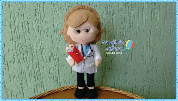 Médica Pediatra Boneca em Feltro