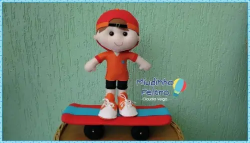 Boneco skatista em feltro