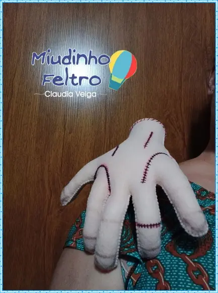 Mãozinha Wandinha - Prende no Ombro