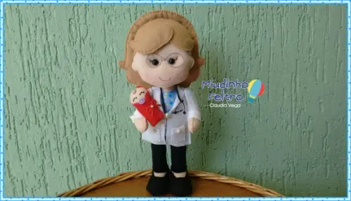 Médica Pediatra Boneca em Feltro