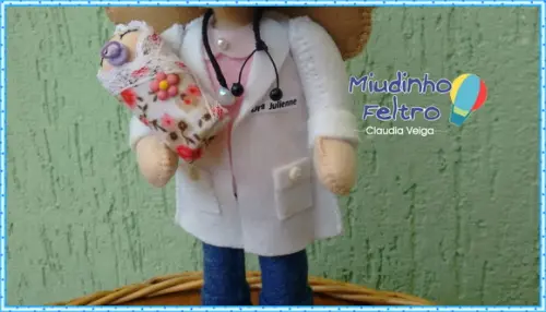 Médica Pediatra Boneca em Feltro