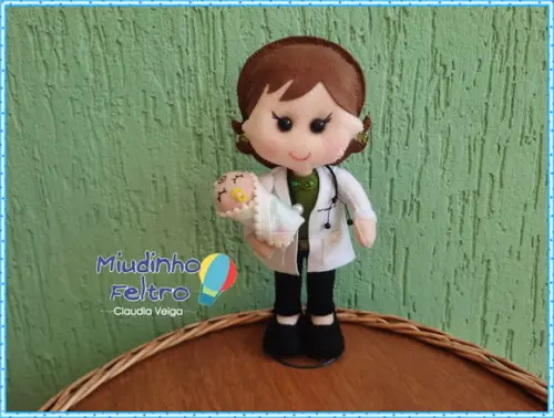 Médica Pediatra Boneca em Feltro