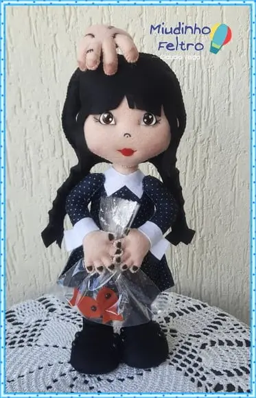 Wandinha Adams em Feltro