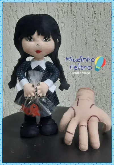 Wandinha Adams em Feltro
