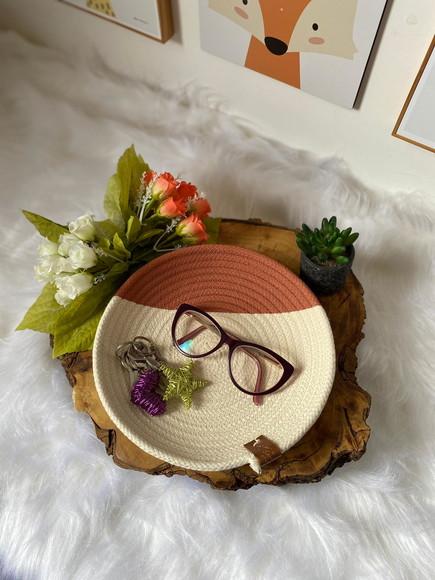 Bandeja aberta de corda pintada