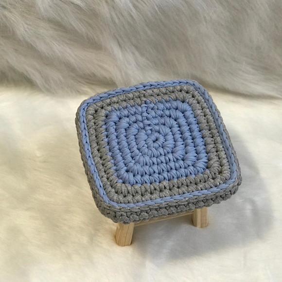 Banquinho Quadrado com capinha de croche