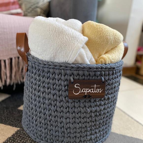 Cesto 40x30 alça de couro ecológica plaquinha personalizada