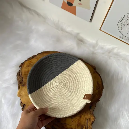Bandeja aberta de corda pintada
