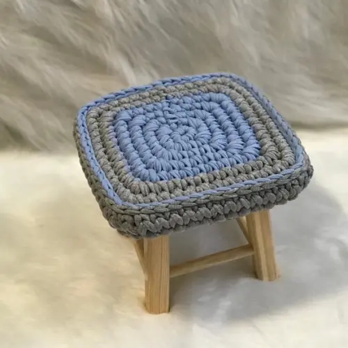 Banquinho Quadrado com capinha de croche