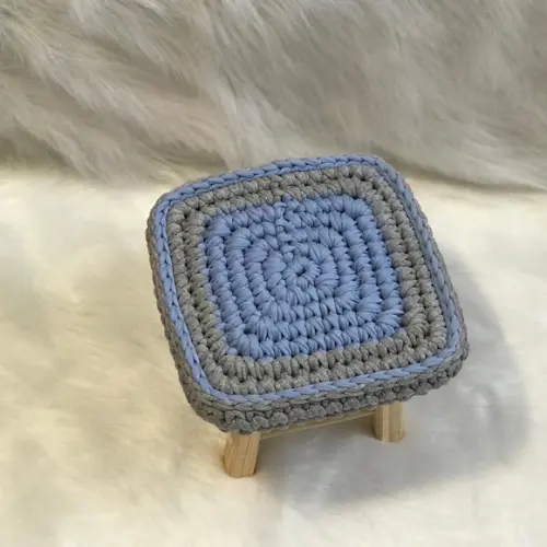 Banquinho Quadrado com capinha de croche