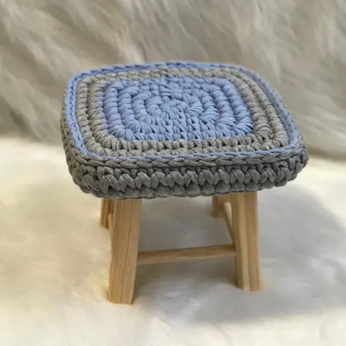 Banquinho Quadrado com capinha de croche