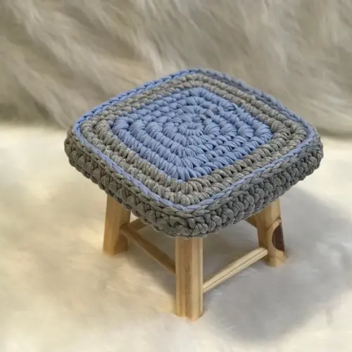 Banquinho Quadrado com capinha de croche