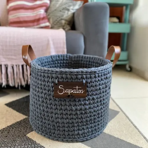 Cesto 40x30 alça de couro ecológica plaquinha personalizada