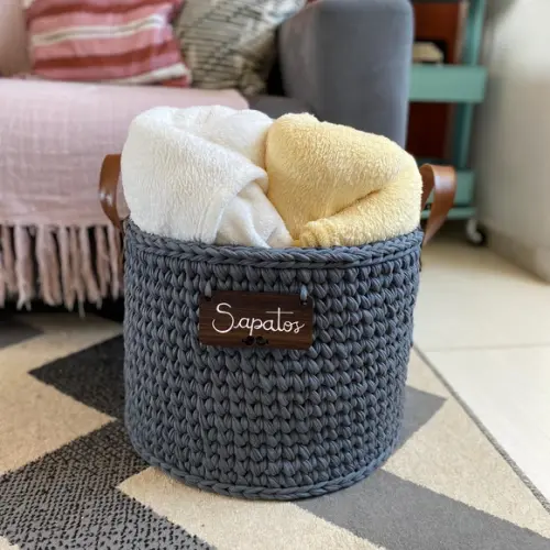 Cesto 40x30 alça de couro ecológica plaquinha personalizada