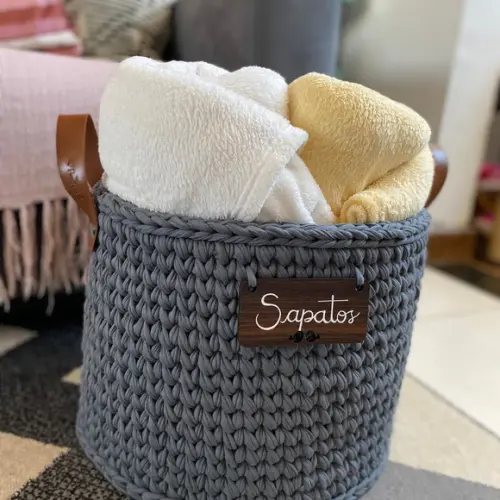 Cesto 40x30 alça de couro ecológica plaquinha personalizada