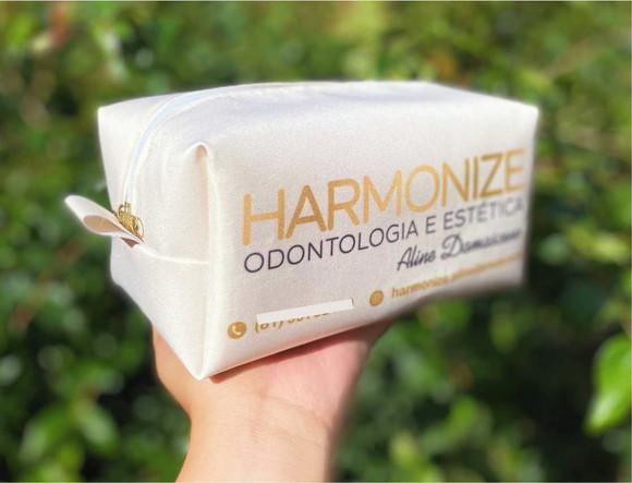 Nécessaire White Personalizada com Logo Dourado - Brinde