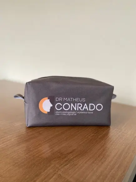 Nécessaire Personalizada Cinza com Logo - Brinde de Luxo