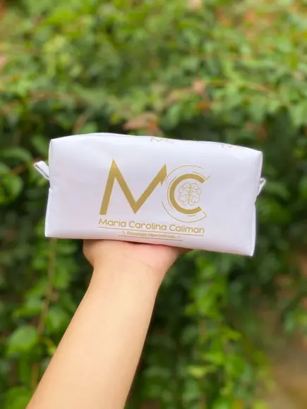 Nécessaire Branca Personalizada com Logo Dourado Brinde