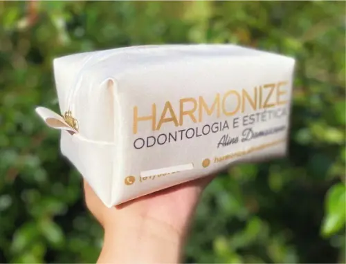 Nécessaire White Personalizada com Logo Dourado - Brinde