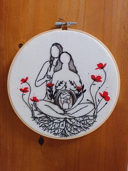 Gestante Doula Aquarela e Bordado à Mão em Bastidor